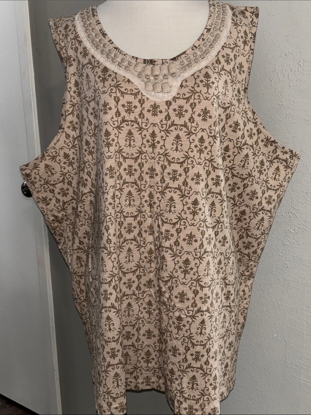 Beige Floral Sleeveless Women's Top (NWT)